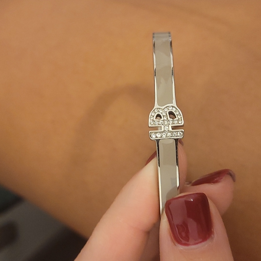 Classy Henri Bendel Bracalet